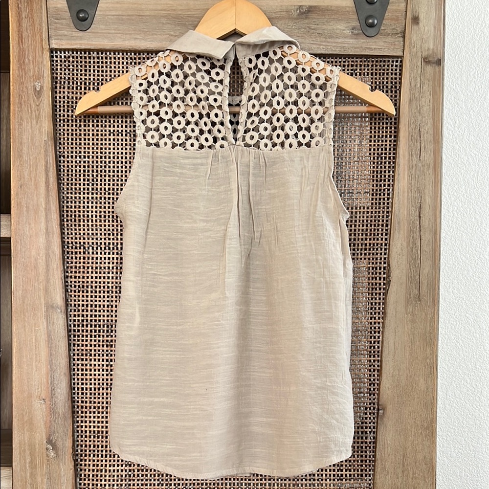 💚BUY 3 for $15💚 💚 Anthropologie Sleeveless Beige Lace Bow Top - Picture 3 of 4